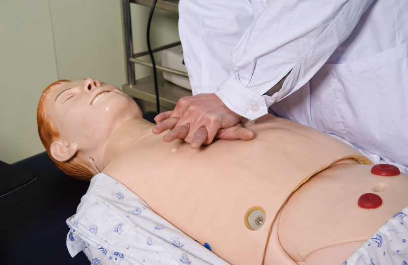 진보된 성숙한 가득 차있는 - CPR의 BP 측량을 가진 몸 남성 간호 모델 시뮬레이션